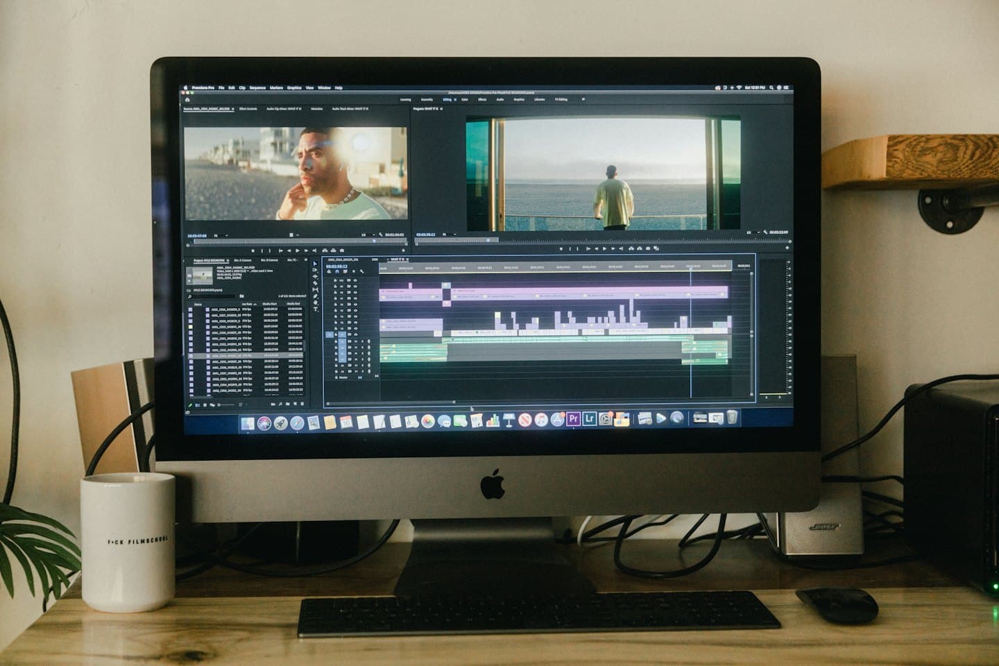 Persona che modifica un video al computer con software aperto.