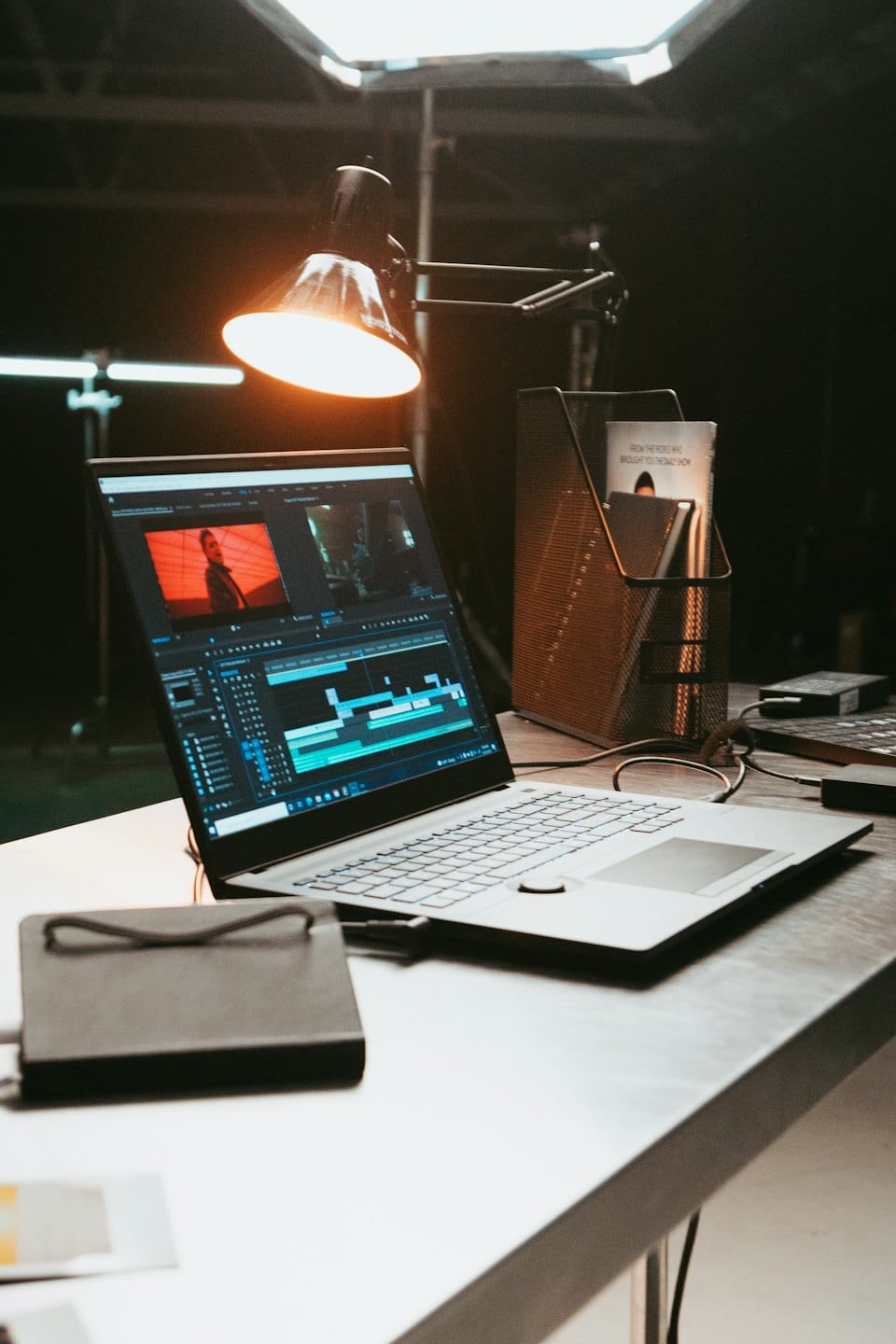 Schermo di un laptop che mostra una timeline di software di editing video con clip.